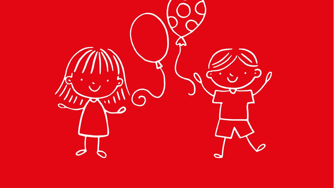 Zwei Kinder mit Luftballoons 
